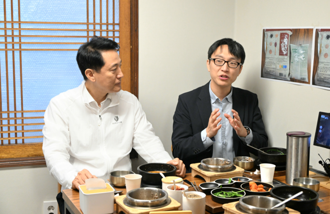 오세훈 시장이 19일(금) 중구 소재 식당에서 정희원 서울건강총괄관과 '더 건강한 서울 9988-3·3·3·3 프로젝트'의 핵심사업인 '통쾌한 한끼' 추진 전략을 논의하고 있다.