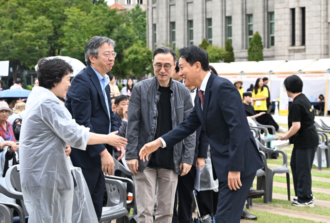 오세훈 서울시장이 19일(금) 오전 서울광장에서 열린 '제18회 서울시 치매극복의 날 기념행사'에 참석한 내빈과 인사를 나누고 있다.