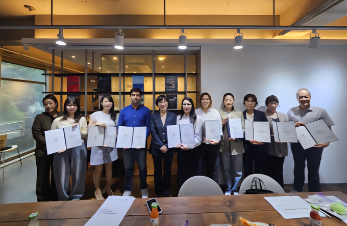 경기도젠더폭력통합대응단이 19일 도내 젠더폭력 피해 외국인을 지원하는 ‘2025년 통번역 지원단’ 발대식을 개최했다. 왼쪽에서 다섯번째가 이성은 경기도젠더폭력통합대응단장