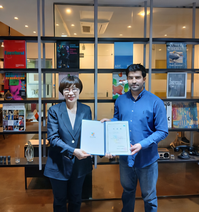 경기도젠더폭력통합대응단 이성은 단장(오른쪽)이 통번역 지원단원에게 위촉장을 수여하고 있다(제공=경기도젠더폭력통합대응단)