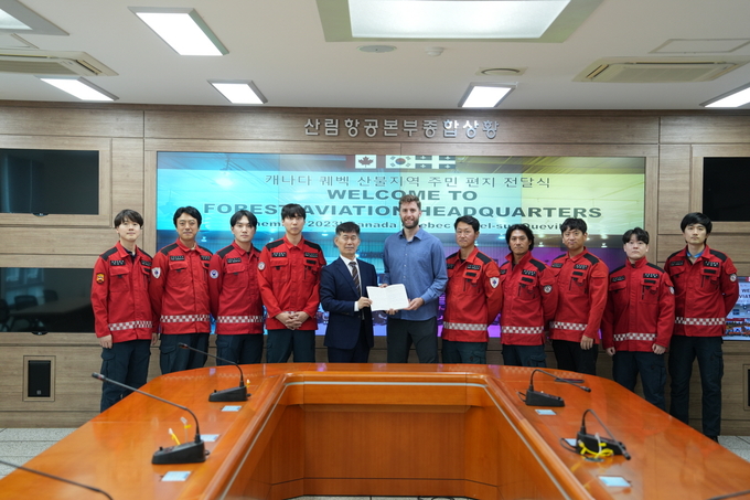 감사편진 전달식 단체사진