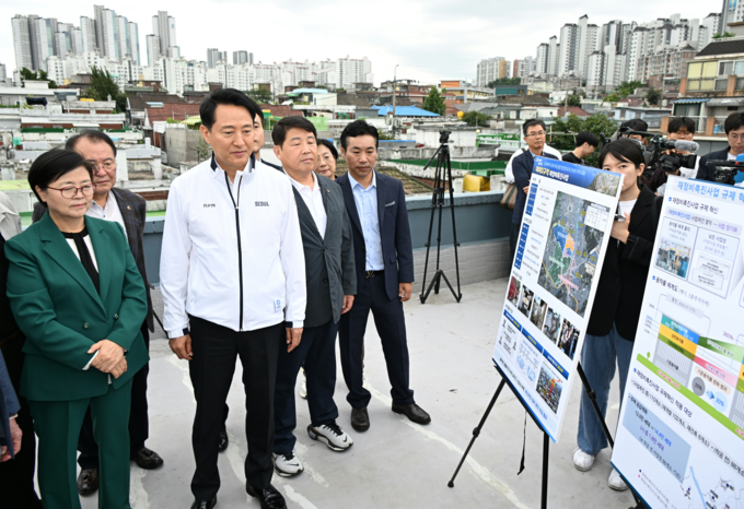 24일(수) 미아2 재정비촉진구역을 찾은 오세훈 서울시장이 사업 현황을 청취하고 있다.
