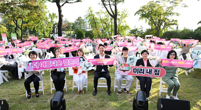 오세훈 서울시장이 25일(목) 남산 한남 웨딩가든에서 열린 '더 아름다운 결혼식 칸타빌레' 참석자들과 기념사진을 촬영하고 있다.