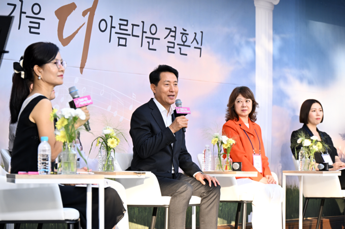 오세훈 서울시장이 25일(목) 남산 한남 웨딩가든에서 열린 '더 아름다운 결혼식 칸타빌레' 토크콘서트에서 참석자들과 대화하고 있다.