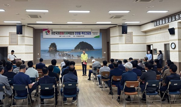 25일 태안군 안면읍 행정복지센터에서 열린 *‘2026 태안국제원예치유박람회 주민간담회’*에서 조직위 관계자가 주민들과 의견을 나누고 있다.