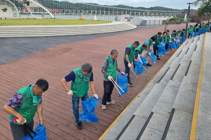 예산군새마을회 예당호수변무대 일원 대청결운동 모습