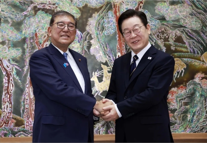 이재명 대통령과 이시바 시게루 일본 총리가 30일 한-일 정상회담을 위해 부산 누리마루 아펙(APEC) 하우스에 입장하고 있다. 연합뉴스