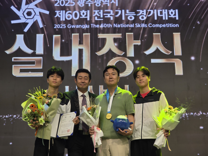 (좌측부터) 정윤우 선수(실내장식 우수상), 윤성준 지도교사, 선수 父, 정윤성 선수(실내장식 금메달)