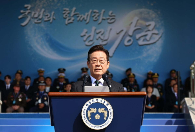 이재명 대통령이 1일 충남 계룡대에서 열린 제77주년 국군의날 행사에서 거수경례하고 있다.