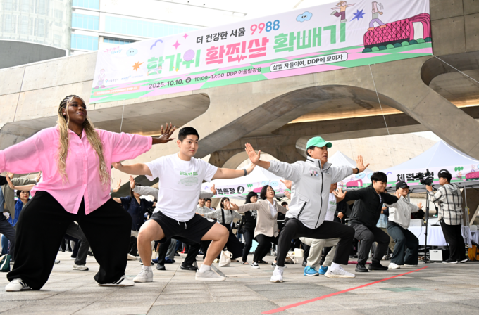 오세훈 서울시장이 10일(금) 동대문디자인플라자(DDP) 어울림마당에서 열린 '한가위 확·찐·살 확빼기' 챌린지에 참석해 준비운동하고 있다.