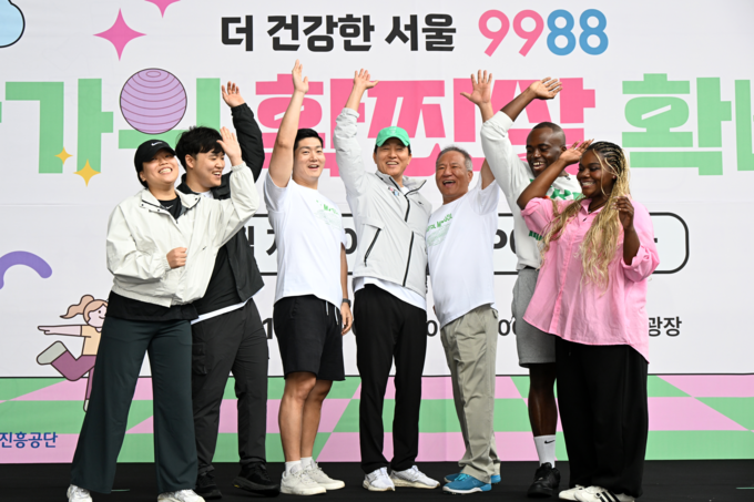오세훈 서울시장(가운데)이 10일(금) 동대문디자인플라자(DDP) 어울림마당에서 열린 '한가위 확·찐·살 확빼기' 챌린지에 참석해 기념촬영하고 있다.