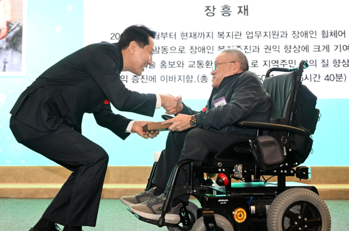 오세훈 서울시장이 13일(월) 중구 프레지던트호텔에서 열린 ‘2025 서울사회복지대회’에서 우수자원봉사자에게 서울시 복지상을 시상하고 있다.