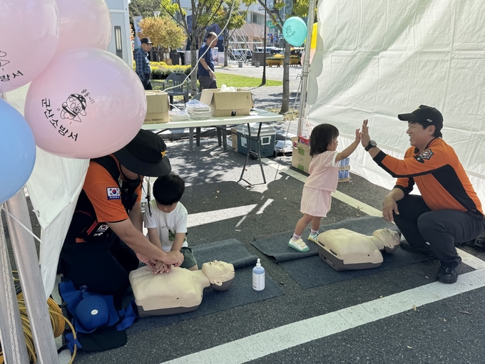 군산소방서,‘2025 군산시간여행축제’서 소방안전체험부스 운영...시민 호응 속 안전문화 확산