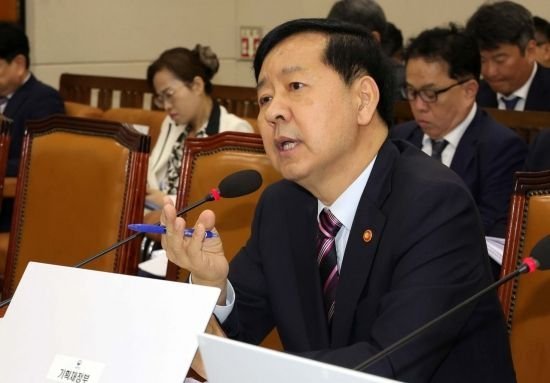 구윤철 경제부총리 겸 기획재정부 장관이 14일 국회에서 열린 기획재정위원회 국정감사에서 의원들의 질의에 답변하고 있다. 