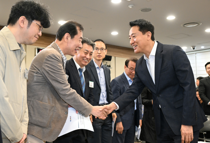 오세훈 서울시장이 16일(목) 서울시청에서 열린 '주택공급 활성화를 위한 민‧관정책협의회'에서 서울시 정비사업연합회 주민대표들과 인사를 나누고 있다.