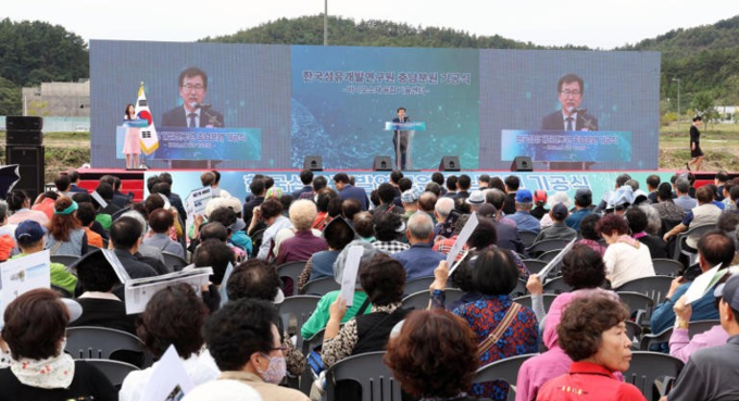 충남도는 17일 부여군 규암면에서 ‘한국섬유개발연구원 충남분원’ 착공식을 개최했다.