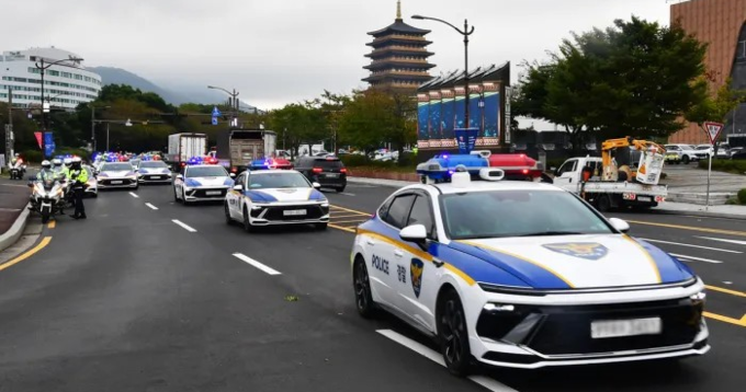 아시아·태평양경제협력체(APEC) 정상회의를 앞두고 20일 경북 경주 화백컨벤션센터 앞에서 경찰차와 사이드카가 경호 훈련을 위해 이동하고 있다.