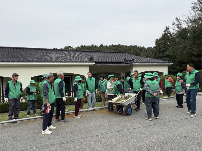 신양면 새마을협의회 환경정화활동 모습