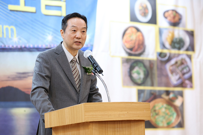 전남 목포에서 열린 2025 글로벌 한식포럼에서 환영사하는 재외동포청 변철환 차장