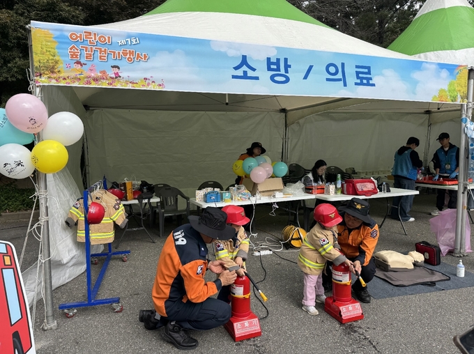 군산소방서,“나도 소방관!”어린이 숲길 걷기행사에서 체험부스 큰 호응