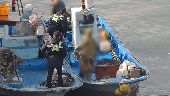 소형 어선의 안전상태를 확인하고 있는 해경