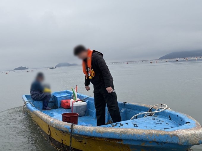 올 3월 양식장 관리선에 해경 형사계에서 검문검색을 하고 있다. 오는 19일부터는 2인 이하 조업 어선이라면 구명조끼를 착용해야 한다