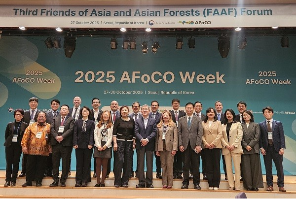  27일 서울 상암 중소기업DMC타워에서 열린 ‘제3차 아시아산림협력기구(AFoCO) 기업 포럼(FAAF)’에서 이미라 산림청 차장(왼쪽 네번째)와 갈리예바 유럽부흥은행 부국장(왼쪽 여섯번째)이 관계자들과 기념 촬영을 하고 있다
