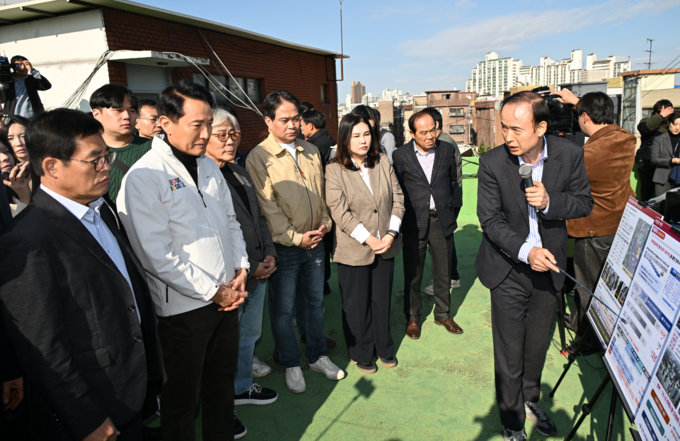오세훈 서울시장이 28일(화) 구로구 가리봉2구역 신속통합기획 재개발 현황 브리핑을 청취하고 있다.