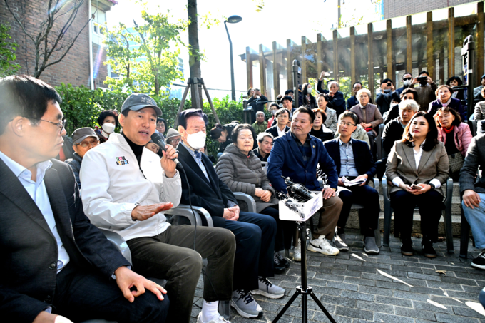 오세훈 서울시장이 28일(화) 구로구 가리봉2구역에서 열린 지역 주민 간담회에서 질문에 답변하고 있다.