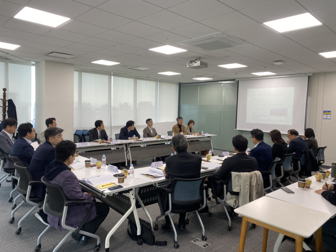 28일(화) 서울시청 서소문2청사에서 열린 ‘서울시 우주산업 발전협의체’ 출범식 및 간담회에서 참석자들이 서울시 우주산업 육성계획 추진 방향과 협력 방안을 논의하고 있다. 이날 회의에는 산·학·연·관 관계자 20여 명이 참석했다.