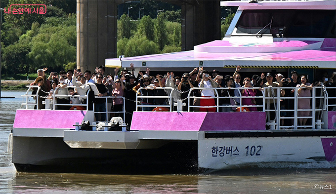 한강버스를 이용하고 있는 시민들 모습(잠실 한강버스 선착장)