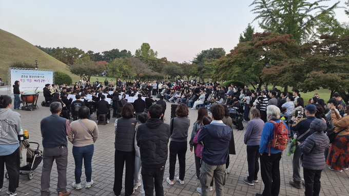 경주시 청소년오케스트라는 20일 첨성대 일원에서 가을 버스킹 공연을 열었다