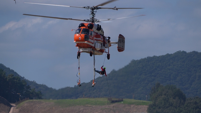 10월_공주_합동_산불진화_훈련에서_공중진화대원이_레펠를_통해_하강하고_있다