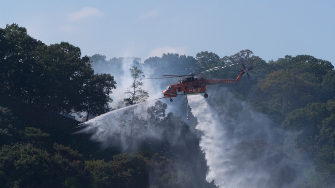 10월_공주_합동_산불진화_훈련에서_대형헬기가_물대포와_물투하를_하고_있다.