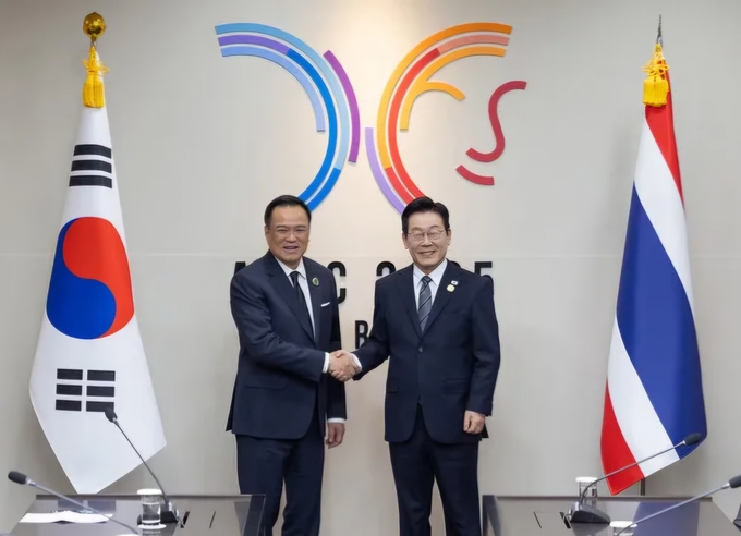 이재명 대통령이 30일 경주 아펙(APEC) 정상회의장에서 한.태국 정상회담을 갖기에 앞서 크와 아누틴 찬위라꾼 태국 총리와 악수하고 있다. 2025.10.30 대통령실 제공