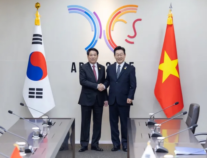 이재명 대통령이 30일 경북 경주 아펙(APEC) 정상회의장에서 르엉 끄엉 베트남 국가주석과 한-베트남 정상회담에 앞서 악수를 나누고 있다. 대통령실 제공