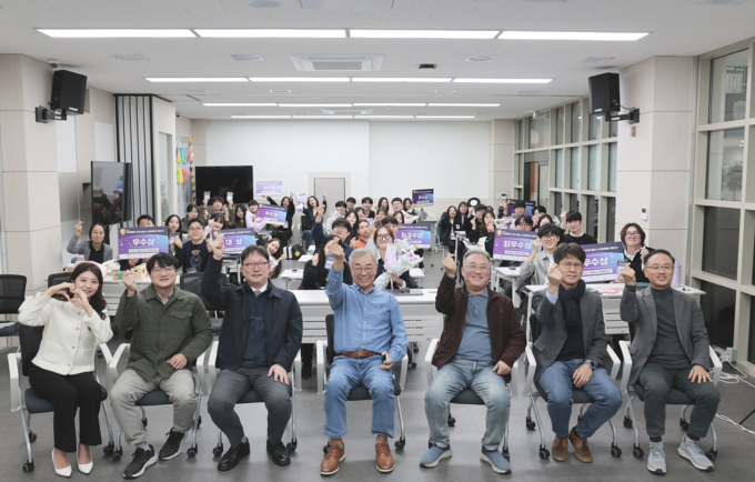(재)경산이노베이션아카데미에서 지난 29일 개최된 ‘제2회 미래융합인재 발굴 소프트웨어 챌린지’ 수상자들과 기념사진을 촬영하는 모습 제공 : 경산이노베이션아카데미