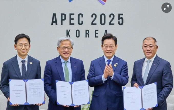 31일, 이재명 대통령이 참석한 가운데 과기정통부 배경훈 부총리, 현대자동차그룹 및 엔비디아와 피지컬 AI 선도국으로 도약하기 위한 3자 양해각서(MoU)를 체결(왼쪽부터) 배경훈 부총리, 엔비디아 젠슨 황 CEO, 이재명 대통령, 현대차 정의선 회장(사진:대통령실)