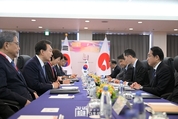 한·일 정상, “북 핵·미사일 위협…한미일 공조 더 굳건히 해야”