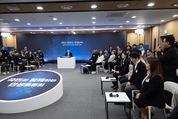 대통령, ‘고령인구와 보건산업 수요 대응, 충분한 의료인력 확보’ 약속