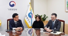 경제부총리, IMF 수석이코노미스트 면담…국가시스템 정상운영 설명