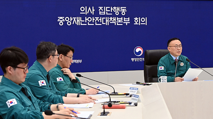 인접국 일부 코로나19 확진 증가…"65세 이상 백신 접종" 당부