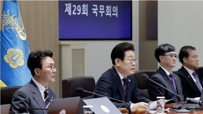 새 정부 첫 추경 국무회의 의결…이 대통령 "하루라도 빨리 집행"