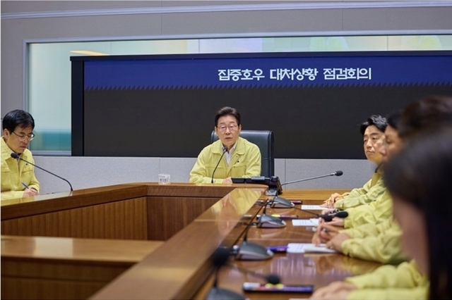 이 대통령, 집중호우 대처 긴급 점검…"모든 자원과 행정력 총동원"
