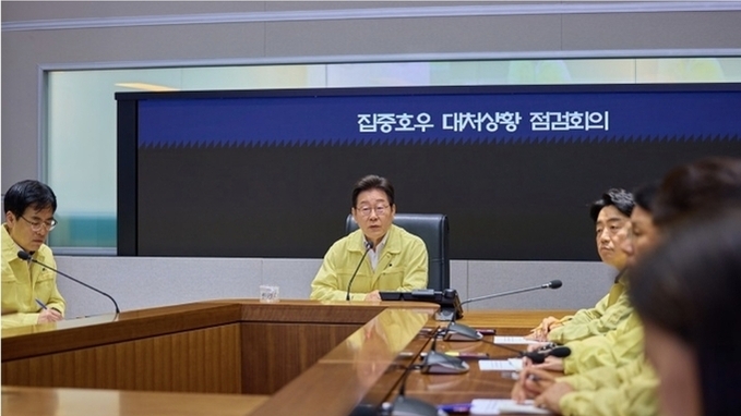 이 대통령, 집중호우 대처 긴급 점검…"모든 자원과 행정력 총동원"