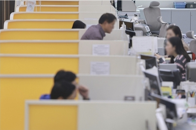 내년 2월 '생계비계좌' 도입…'월 250만 원'까지 압류 금지