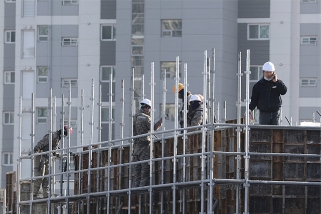 노동부, 안전모 지급·착용 등 '3대 기초 안전수칙' 집중점검