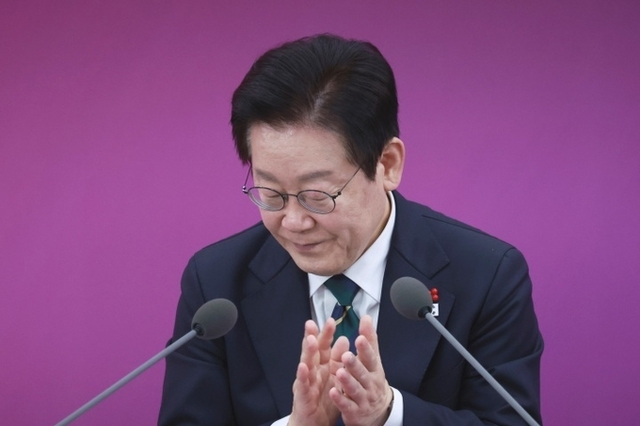 마지막 업무보고 받은 이 대통령…"국민들의 삶도, 국가도 더 나아지게 해보자는 취지"