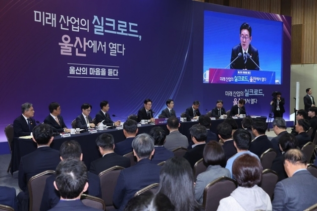 이 대통령 "지방 분권은 국가 생존 전략…5극 3특으로 대대적 재편"