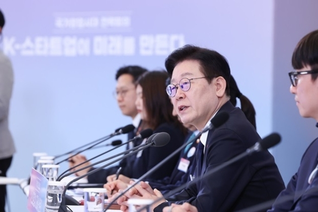 이 대통령 "전통적 방식의 일자리 창출 한계…창업 사회로 가야"